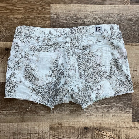 Flipside Reversible Shorts - Picture 11 of 14